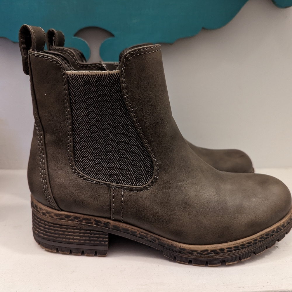 Maurices Womens Anna Ankle Chelsea Boots Brown Round Toe Mid Heel Pull On Sz 7